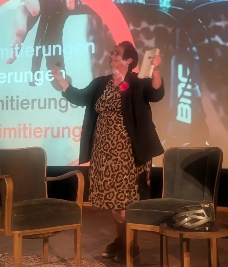 Sabine auf der Bühne und hält eine Keynote
