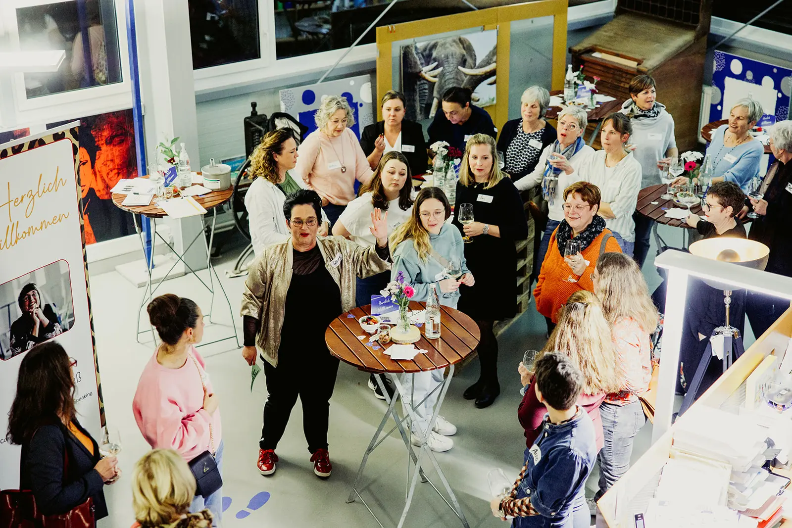 Sabine in einem Workshop mit vielen Frauen