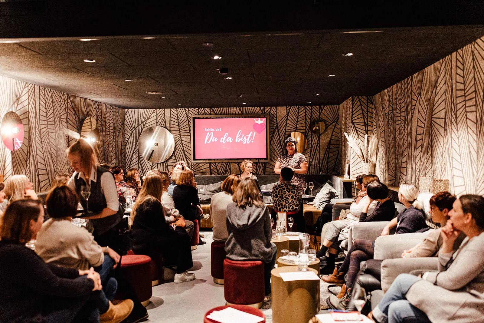 Versammlung von Frauen in gemütlicher Lounge – Damenkränzchen by Sabine Jung-Baß im Lukullum