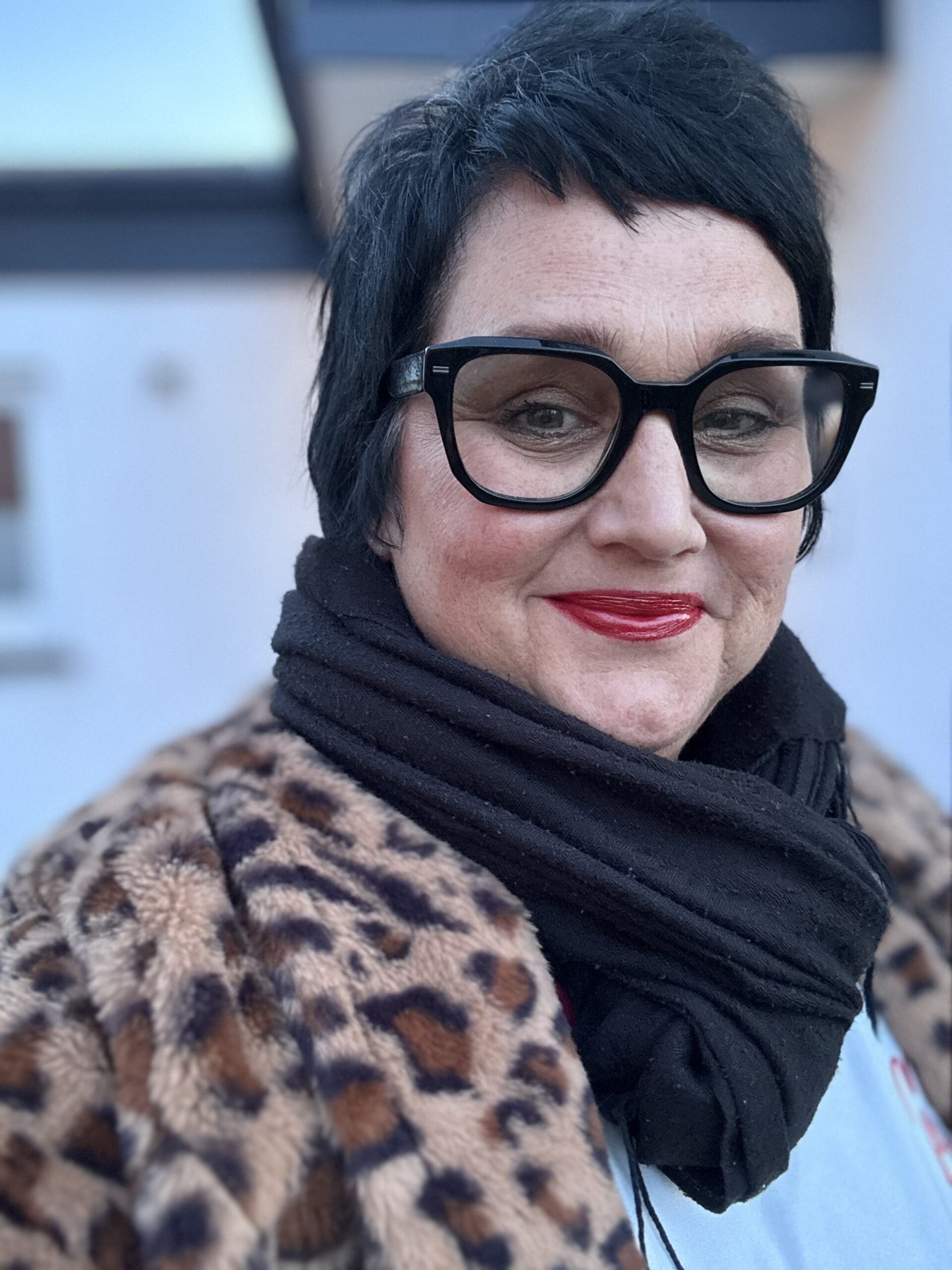 Sabine, Coach für Führungsfrauen und Speakerin, lächelt in die Kamera.