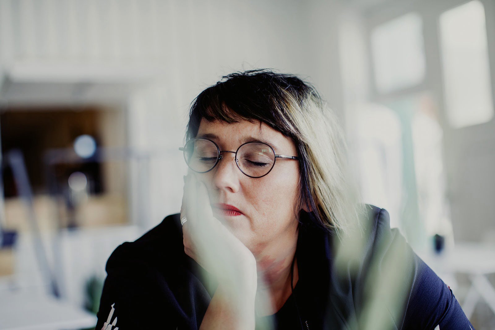 Frau mit geschlossenen Augen. Hier geht es um Podcast-Empfehlungen.